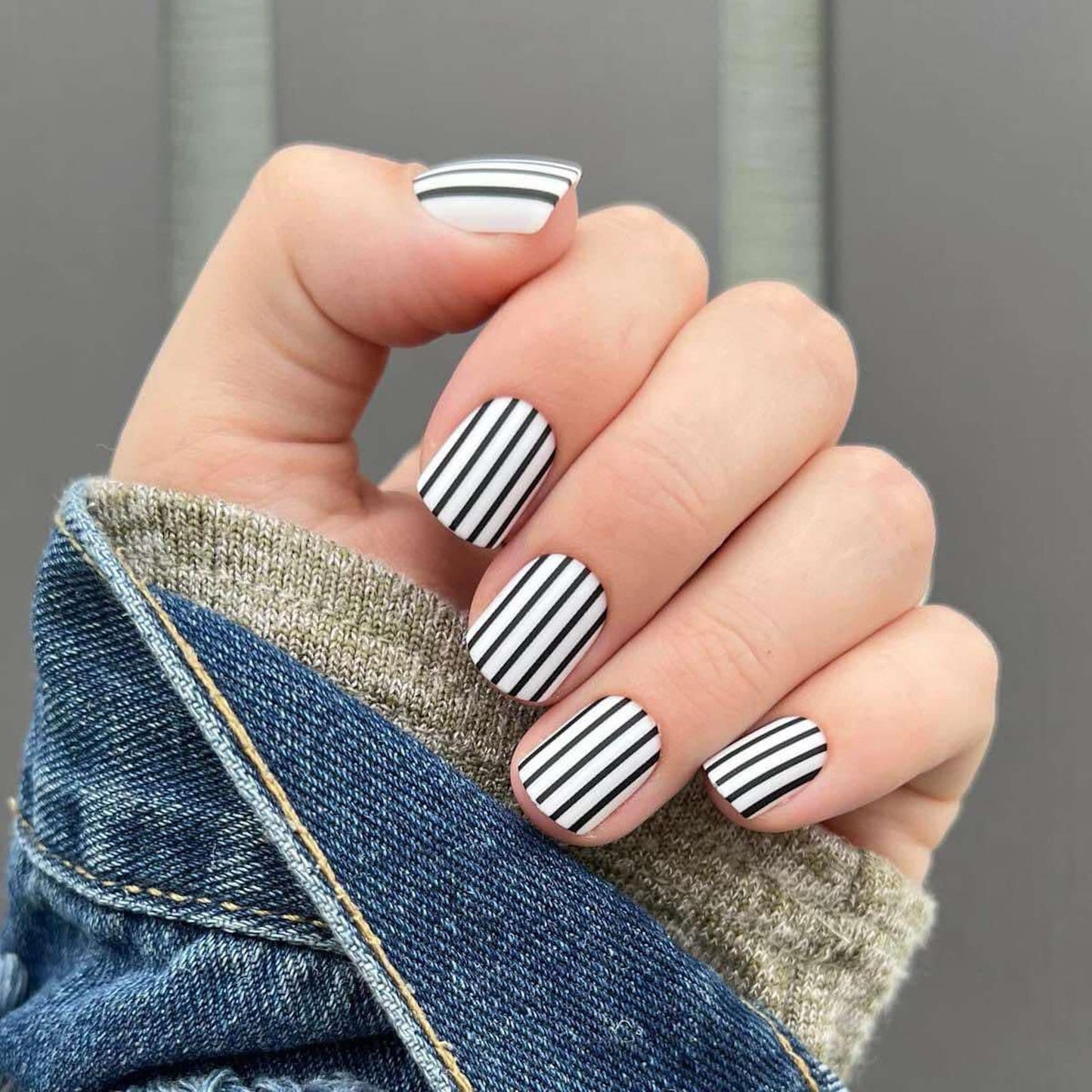 Matte Black White Striped Stick On Nail_CHB